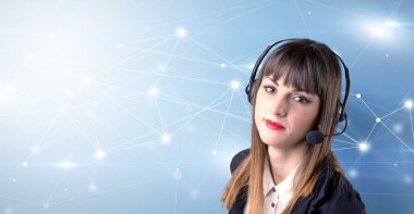 Genç kadın telemarketer mavi arka plan ve bağlantı kavramı ile