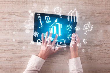 Tablet üzerinde çalışan eller iş