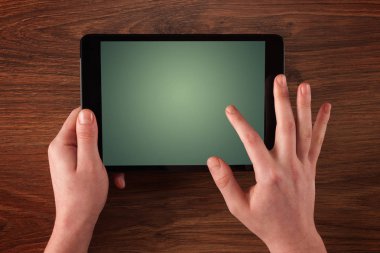 Tablet tutan eller iş