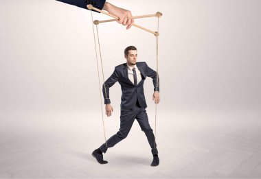 Büyük bir el tarafından Kurşunlu kukla işadamı