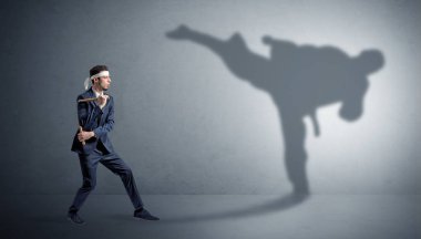 Karate adam kendi gölgesinden ile karşı karşıya