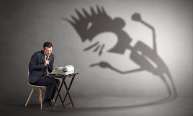 Çalışan adam ve o diye bağıran gölgesi korkuyor