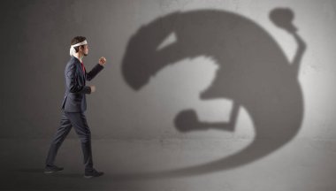 Büyük canavar gölgeli mücadele işadamı