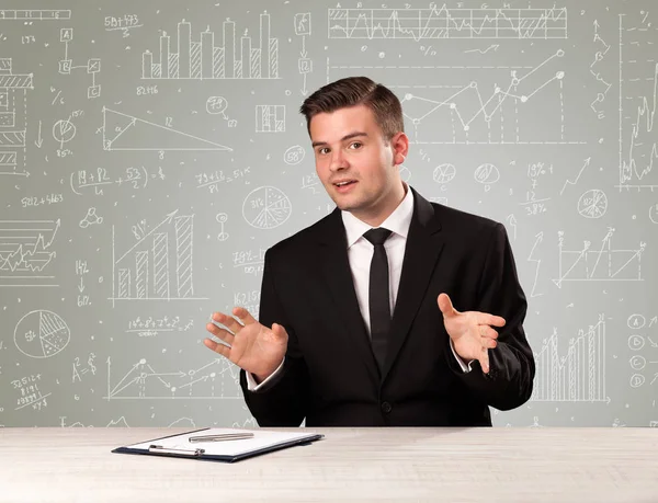 Zakenman zit aan een bureau — Stockfoto