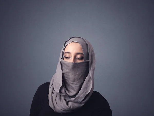 Musliminainen yllään Niqab — kuvapankkivalokuva