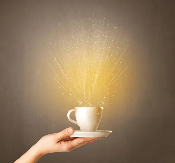 Mão feminina segurando xícara de café — Fotografia de Stock