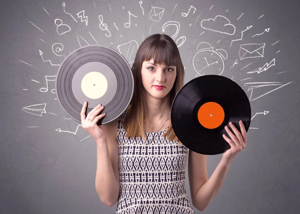 Vinil kaydı tutan kadın