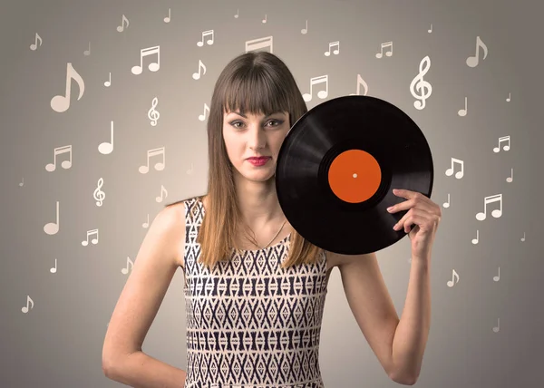 Vinil kaydı tutan kadın