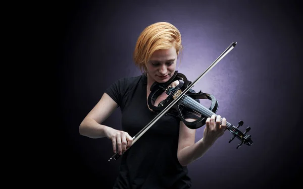 Violinista tocando el instrumento con empatía — Foto de Stock