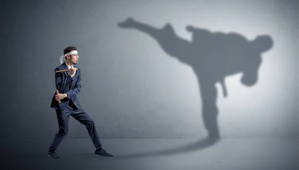 Karate-Mann konfrontiert sich mit seinem eigenen Schatten — Stockfoto