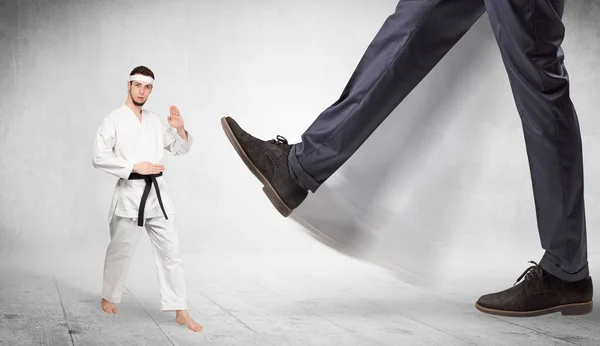 Большая нога растоптала тренера по карате — стоковое фото