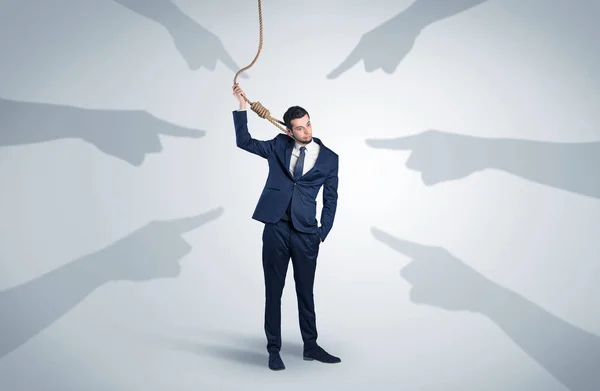 Üzletember próbál öngyilkosság, a mutató kéz koncepció — Stock Fotó