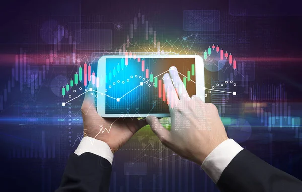 Χέρι εκμετάλλευση tablet με παγκόσμιες εκθέσεις και αλλαγή έννοια χρηματιστηριακής αγοράς — Φωτογραφία Αρχείου