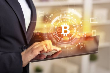 İş kadını ev ofis ruh bitcoin bağlantı ağ kavramı ile tablet kullanma