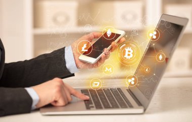 Bitcoin bağlantı ağı ve online kavramı ile dizüstü bilgisayar üzerinde çalışan iş kadın