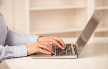 İş kadını onun laptop rahat bir ortamda çalışma