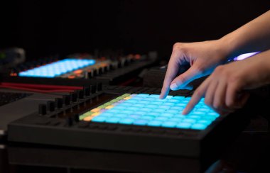 Karıştırma müzik MIDI denetleyicisi üzerindeki el