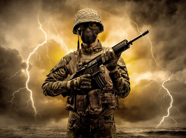 Вооруженный солдат, стоящий в неясную погоду — стоковое фото