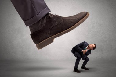 Çalışan büyük patron ayak korkuyor