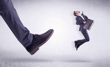 Genç bir işçi tarafından Koca ayak evden attı