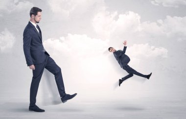 Büyük patron küçük çalışan tekme