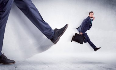 Uzun bacaklı tekme küçük adam