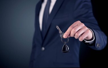 Genç adam el tuşları 