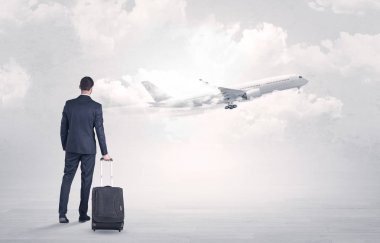 Uçak için yürüyüş Bagaj ile işadamı