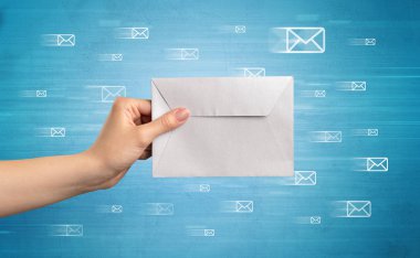 Zarf mesaj sembolleri tutan el