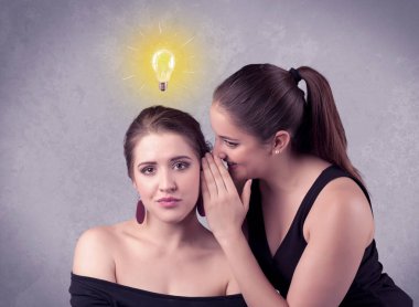 Kız onu kız arkadaşına gizli şeyler söylüyorum