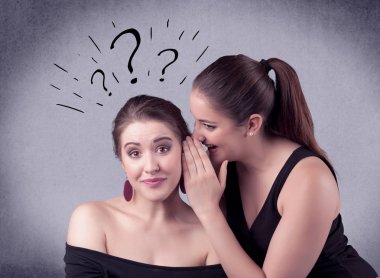 Kız onu kız arkadaşına gizli şeyler söylüyorum