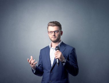 İşadamı holding mikrofon