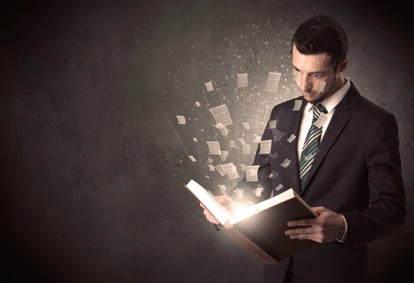 Hombre leyendo libro. — Foto de Stock