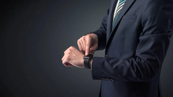 Homem de terno usando smartwatch . — Fotografia de Stock