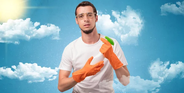 Солнечная концепция с домработницей и оранжевыми перчатками — стоковое фото