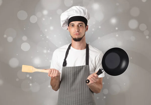 Cozinheiro masculino com papel de parede cinza brilhante — Fotografia de Stock