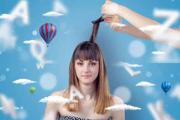 Jovem no cabeleireiro com tema de balão de ar — Fotografia de Stock