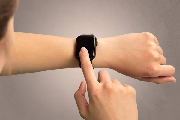 Mano con smartwatch — Foto de Stock