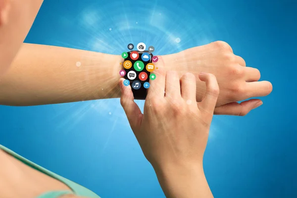 Smartwatch com ícones de aplicação . — Fotografia de Stock