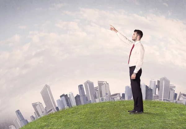 Man standing in front of city landscape — Stock Photo, Image