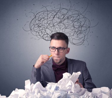 İşadamı buruşuk kağıt üzerinde