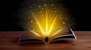 Kitap üzerinde sarı ışık