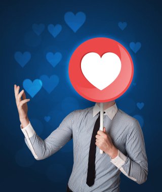 Kalp işareti tutan işadamı 