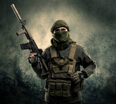 Eski arka plan ağır silahlı bir maskeli asker portresi