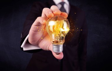 bir ampul tutarak ofis çalışanı