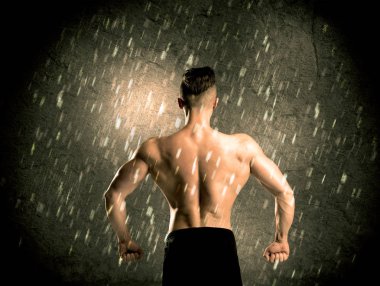 Ağırlığı kaslarını gösteren fitness adamı.