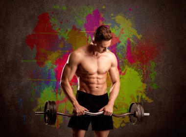 Renkli duvarı ve kilosu olan güçlü bir adam.