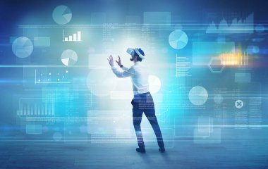 İşadamı vj gözlüklü bir proje denetimi