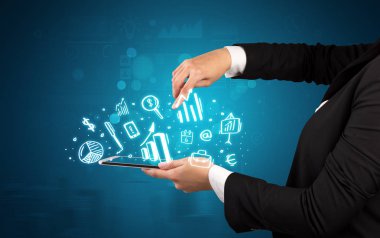 El tutma tablet tebeşir çizilmiş sembolleri yukarıda bulunan