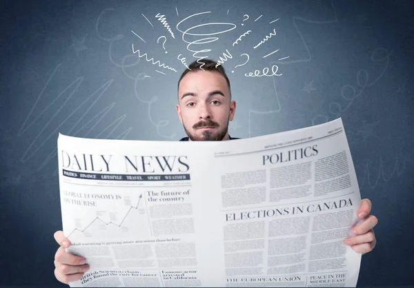 Empresário lendo jornal — Fotografia de Stock